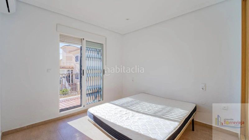 Foto 2b05bd04-8e24-4a8e-bccd-b9168eaee710. Casa amb calefacció piscina a Los Balcones y los Altos Orihuela