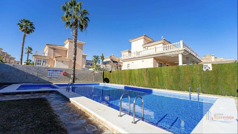Foto dc0a0843-1736-40ab-ad5d-0c7fdef68041. Casa amb calefacció piscina a Los Balcones y los Altos Orihuela