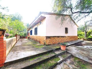 Xalet a Urbanizaciones. Chalet con amplia parcela a 4km de la poblacion y buena comunica