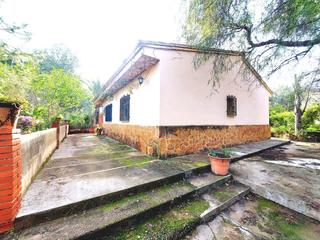 Xalet a Urbanizaciones. Chalet con amplia parcela a 4km de la poblacion y buena comunica
