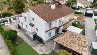 Xalet a Urbanizaciones. Chalet pareado situado en urbanización residencial cerca de vale