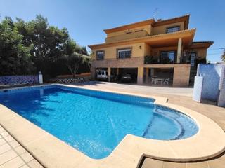 Chalet en Rascanya. Amplia vivienda en zona consolidada con todos los servicios.