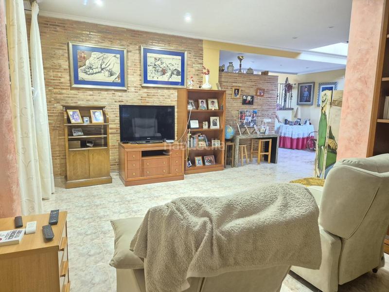 Foto cc286c4c-12cc-44c5-a5f4-448a5c49d1bd. Chalet amplia vivienda en zona consolidada con todos los servicios. en Pobla de Vallbona (la)
