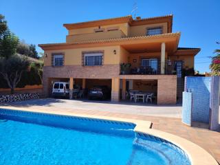 Chalet à Rascanya. Amplia vivienda en zona consolidada con todos los servicios.