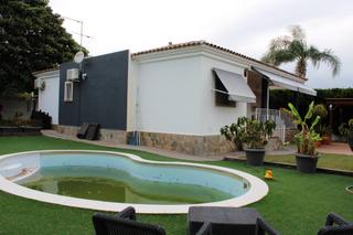 Xalet a Urbanizaciones. Chalet totalmente  con alcantarillado, asfaltado y alumbrado púb