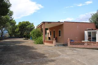 Chalet à Casinos. Chalet con amplia parcela en suelo rústico