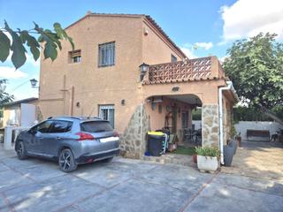 Chalet à Urbanizaciones. Chalet reformado en lliria de dos alturas