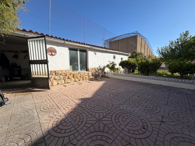 Foto b2f40a23-a4c2-4cf7-b9a8-7e58807cd281. Xalet amb calefacció aparcament piscina a Urbanizaciones Llíria