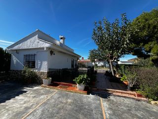 Chalet en Urbanizaciones. Chalet independiente en lliria con piscina y amplia parcela