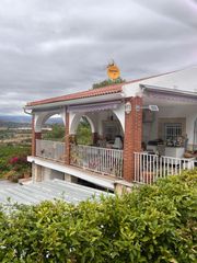 Chalet in Santa Bárbara. Chalet reformado con muy buenas vistas a la montaña