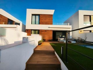 Chalet à Pueblo Español-Coveta Fumá. Exclusiva villa en residencial lamerador,  el campello  alicante