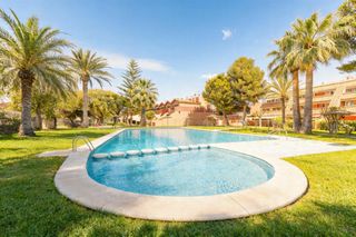 Casa adosada en Centro. Adosado con reforma en rajoletes i con 5 dormitorios, terrazas y