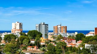 Apartament a PAU 5. Elegante vivienda en planta alta con vistas al mar y terraza en