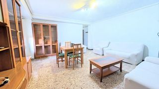 Pis a Carrús Este. Amplio piso, 130m2, con balcón, ascensor, 4 dormitorios, orienta