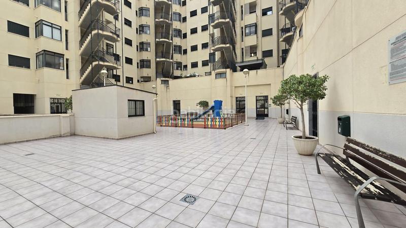 Foto 227de4c6-7023-40a2-9edd-768cc085b6a7. Piso  seminuevo con piscina, garajes y terraza en Elche / Elx