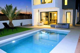 Xalet a La Marina. Chalet independiente de diseño  a 250 metros del mar,, nuevo