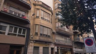 Edifici a Centro. Edificio de tres plantas  mas  terraza