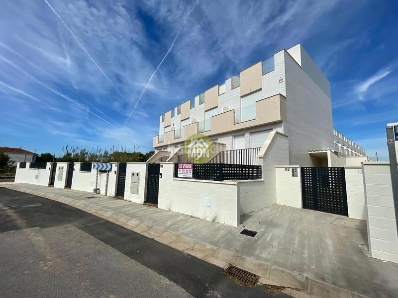 Foto b91b9370-5d42-47bd-964c-57983326d0b3. Casa adosada unifamiliar nuevo en la playa en Playa-Ben Afeli Almazora / Almassora