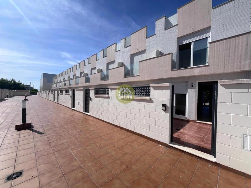 Foto d9867ed6-8905-4d19-909b-93f207111386. Casa adosada unifamiliar nuevo en la playa en Playa-Ben Afeli Almazora / Almassora