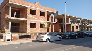Edificio en Moncófar Playa. Promoción residencial con obras paralizadas en la playa