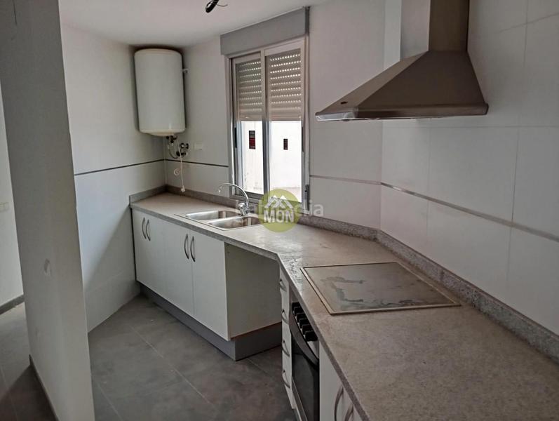 Foto 196962d9-e7a6-4dcb-858c-5f77dd0a9346. Edificio  con obras paradas en el en Palomar