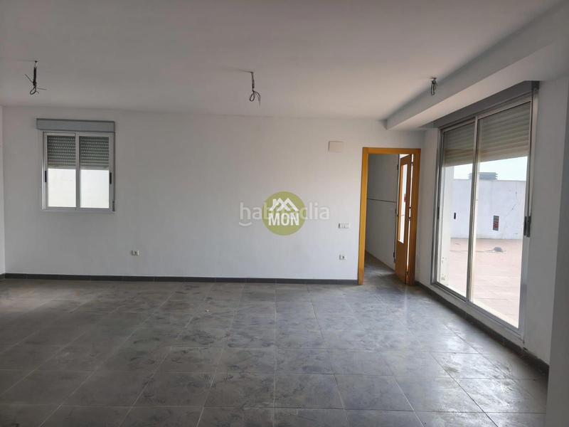 Foto 2bde523d-4815-4c00-8915-99657bdcf9ac. Edificio  con obras paradas en el en Palomar