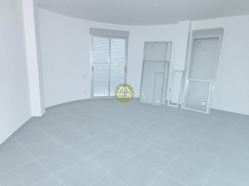 Foto bf5a6b3f-3917-40e2-87a3-225eb464d395. Edificio  con obras paradas en el en Palomar