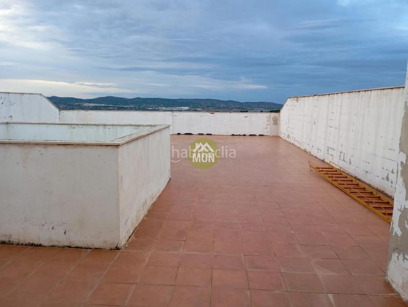 Foto df21d960-5839-4aa1-88f5-a195a5aab629. Edificio  con obras paradas en el en Palomar