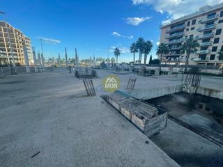 Edifici a Moncófar Playa. Promoción con obra parada en la playa