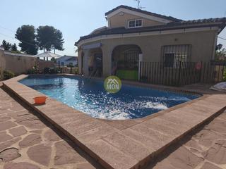 Xalet a Monserrat. Chalet independiente con piscina
