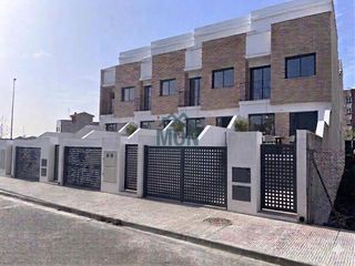 Reihenhaus en Onda. Adosado en construcci�n en onda