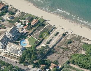 Finca rústica a Les Bovetes - La Felicidad. Terreno en la playa