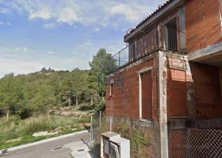 Edifici a Figueroles. Obra parada en entorno rural