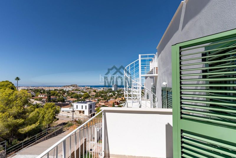 Foto 0a59ee3b-534b-4a3c-aef2-5b5fa8f18bf5. Casa adossada amb calefacció aparcament piscina a Dénia