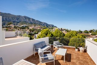 Casa adossada a Carrer de la rosa 47. Adosado de obra nueva con vistas al mar