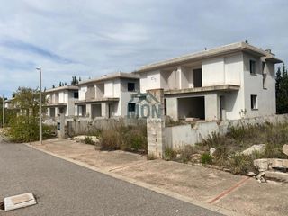 Chalet  Aldeamayor. Lote de 72 adosados y suelos urbanos en valle del sol