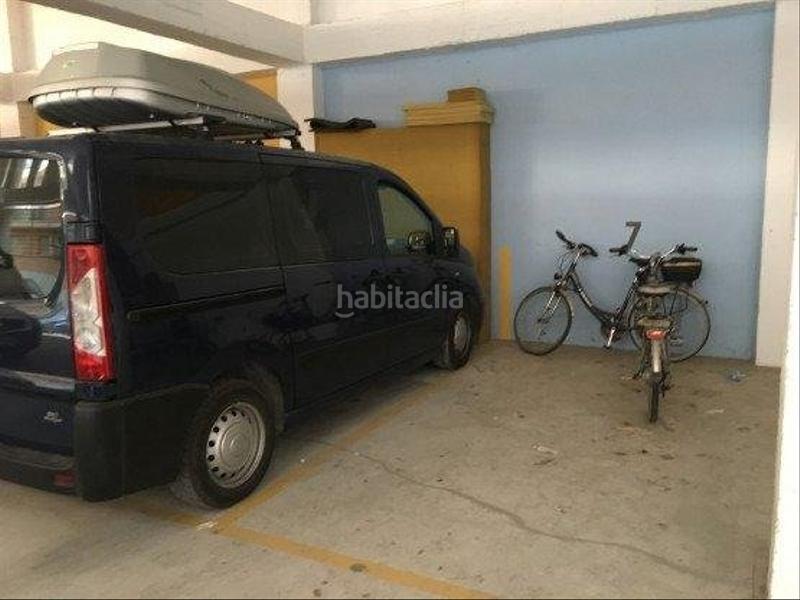 Foto f5d90995-a76d-4548-b3d8-213c8df72380. Parking voiture dans Almoradí