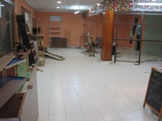 Rent Business premise in Novelda. Local comercial centrico esquina 2 entradas