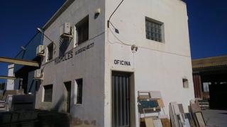 Xalet a Pedanías de Badajoz. Nave con chalet