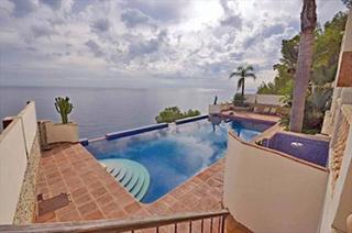 Chalet in Centro Ciudad. Magnifica villa en javea con cala privada