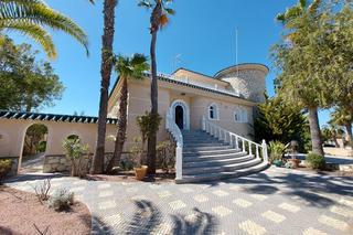 Xalet a Rojales. Estupenda villa con vistas al campo de golf y al mar.