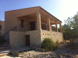 Masia a Petrer. Finca con casa reformada y bodega en el semisotano