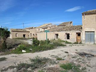 Masía en Novelda. Terreno con construccion