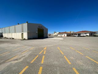 Industrial building in Monforte del Cid. Nave industrial con campa