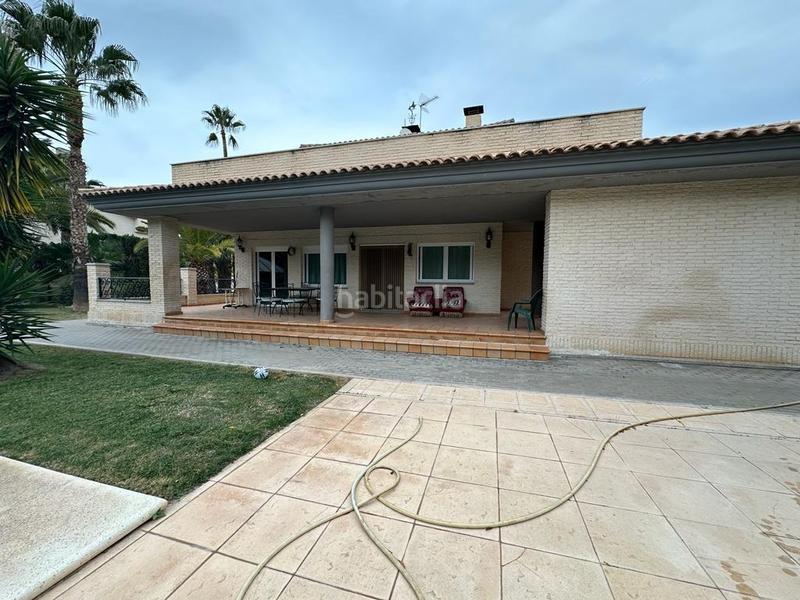 Foto 88e68b3c-8a9a-4d53-9f02-a9b4972cf68e. Chalet con riscaldamento parcheggio piscina in Campo Alto-Club de Campo Elda