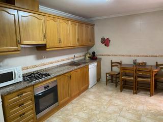 Appartement à Pinoso. Piso con ascensor y plaza de garaje, amueblado con electrodomést