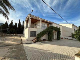Casa adossada a Salinas. Magnifica casa  con terreno en el casco urbano