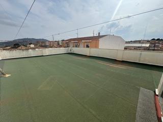 Edifici a Monòver. Edificio de dos apartamentos con terraza y garaje