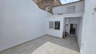 Casa a Pinoso. Casa adosada totalmente reformada a estrenar en el centro de pin
