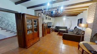 Casa en Novelda. Arquitectura, metros y potencial  la propiedad que  marca la dif